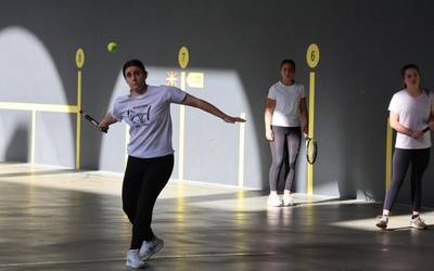 Binakako frontenis txapelketa antolatu du Mendaroko Gazte Asanbladak