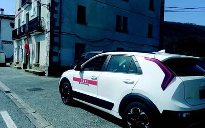 Diruz lagundutako taxi zerbitzua Basaburuan