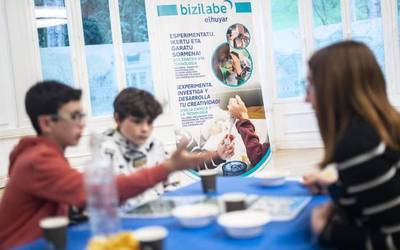 Udalak eta Elhuyarrek teknologiaren arloko 4 emakume profesional Bizilabe programako 15 gazterekin kontaktuan jarri zituzten “Parekoen Topaketan”
