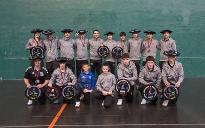 Uzta oparoa bildu dute Amurrioko Pilotazale klubeko gazteek