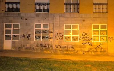 EAJren kontrako pintaketak egin dituzte Mendaron Batzokiko sarreran