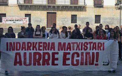 Iruñeko emakumearen heriotza salatuko dute bihar plazan, Itaiak deituta