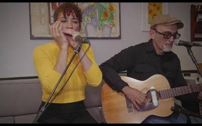 Blues doinuak domeka eguerdia girotzeko