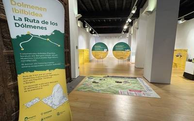 Dolmenen Ibilbidean egindako hainbat aurkikuntza arkeologiko ikusgai daude Aroztegi aretoan