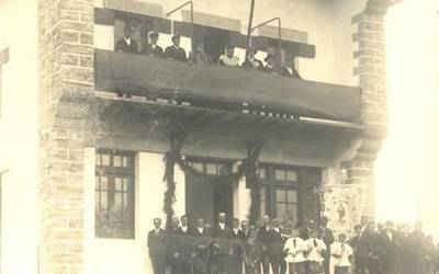 Errozko eskola eta frontoia mustu zituzten