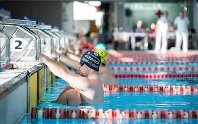 Desgaitasuna duten 258 igerilari lehiatzen ari dira Gasteizen