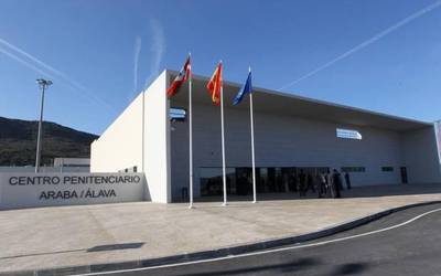 Preso bat hilda aurkitu dute Zaballako espetxean