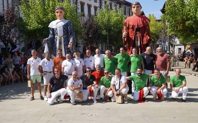 Lesakako erraldoi eta buruhandien konpartsan parte hartzeko gonbidapena egin dute