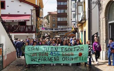 Lan baldintzak duintzeko aldarria festaren erdigunera eraman dute San Juan egoitzako langileek