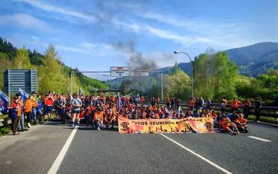 Amurrioko herrigunera eraman dute Tubos Reunidoseko kaleratzeen aurkako aldarria