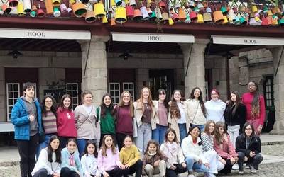 Portugalgo Jovens Cantores de Guimarães abesbatzarekin elkartrukean daude Laudioko ArteOn abesbatzako gazteak