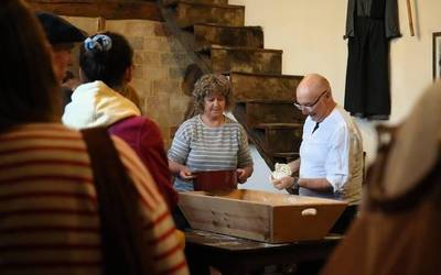 Antzinako ohiturak belaunaldi berriei transmititu dizkiete Artziniegako herri oratze erakusketan