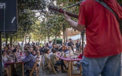 Jendetza animatu zen parte hartzen Txokogorriren 40. urteurreneko jaian