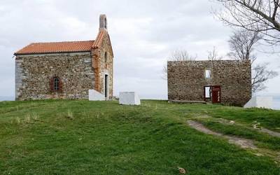 Santa Katalinara irteera eta yoga saioa, hilaren 26an, Izan Tribu egitasmoaren baitan