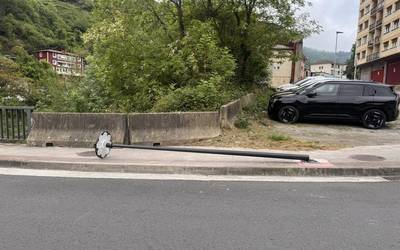 Oleako farola berria botata