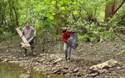 Denetariko zaborra atera zuten Soraluzen ibaia garbitzeko antolatutako auzolanean