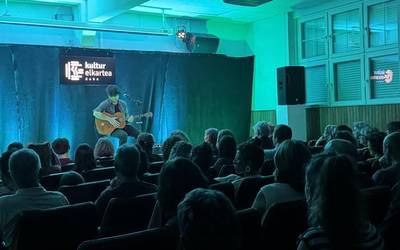 Kultur Elkartea goraino bete zen Jurgi Ekizaren kontzertuan