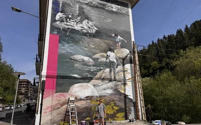 Dotore eta eder ikusten da Soraluzeko sarrera Udane Juaristik Txurrukenen margotutako muralarekin