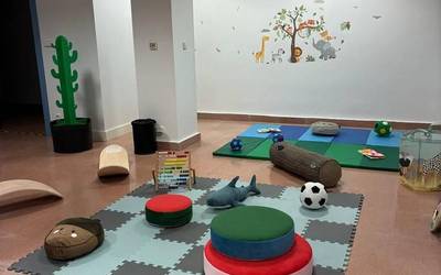 Debako Udalak haurrentzako gune berri bat egokitu du Ostolaza liburutegian