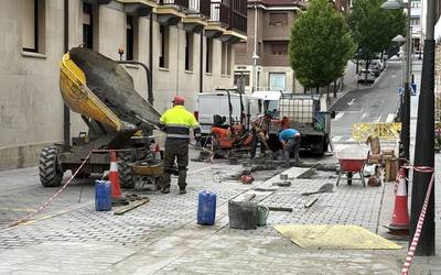 Martxa onean doaz Arrasateko Zerkaosteta kaleko zorua berritzeko lanak
