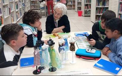 Saio "polita, hunkigarria eta aberatsa" Arrasateko Udal Bibliotekan, belaunaldien arteko topaketei esker