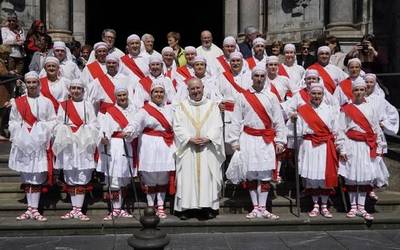 Omenaldi beroa jaso du Felix Azurmendi erretoreak, bere apaizgoaren 50. urteurrenean