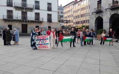 Palestinari elkartasuna adierazi diote dozenaka lagunek, plazan