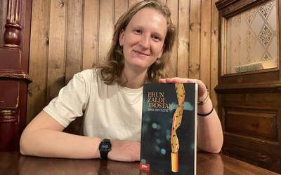 'Ehun zaldi trostan' liburua aurkeztuko du ostegunean Ainhoa Urien Telletxek Larraintzarren