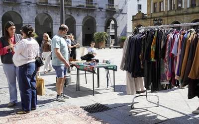 Top Market azoka egin dute plazan