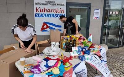 Kamioikada bat produktu bildu dute Kubara bidaltzeko
