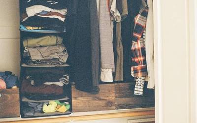 Gazteentzako arropa biltzen hasi dira Iriki Begik eta Etxeluze gaztetxea