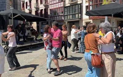 Euskaldunak dantzan jartzeko trabarik ez dute izan Xabier Diazek eta lagunek