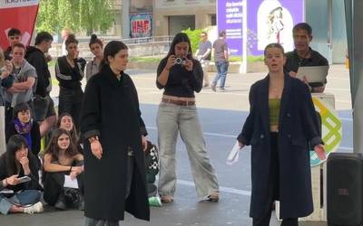 Kulturaz eta euskaraz bete dute nerabeek Arrasateko erdigunea