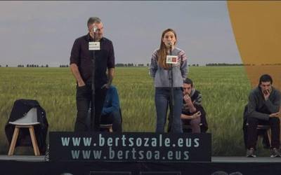 Mahai inguruan eta oholtza gainean bertsoa nagusi izango da Algortan