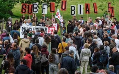 Subflubiala EZ! plataformak ehunka herritar atera ditu kalera Aldundiaren proiektuaren aurkako mobilizazio berri batean