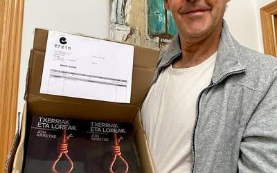 Jon Arretxeren 'Loreak  eta txerriak',  gaztelaniaz