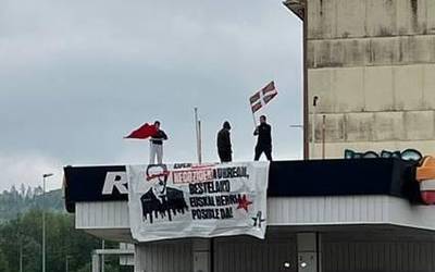 Ernaiko kideak Iurretako gasolindegira igo dira Maiatzaren Leheneko mobilizazioetara deitzeko