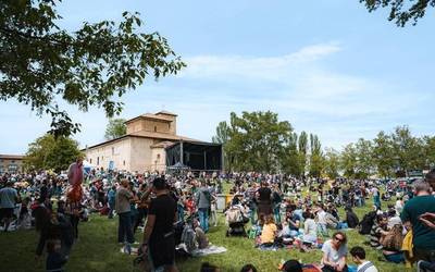 Atertu bezain laster, milaka lagun Armentiara