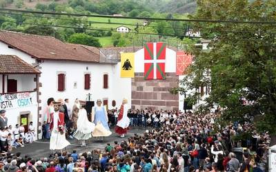 Jendetza bildu du Nafarroaren Egunak Baigorrin