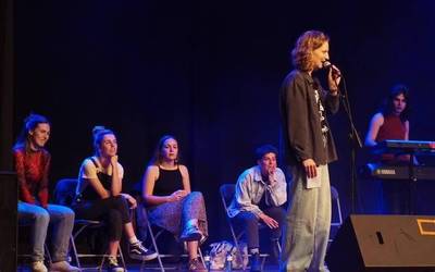 [BIDEOA]: Bertsolaritza eta musika elektronikoa fusionatu dituzte Plateruenean