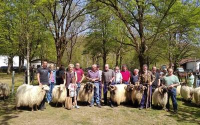 Nerea Mortalena artzainarekin elean