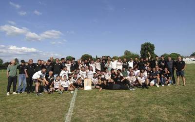 [ARGAZKIAK] Sarako Izarra errugbi taldea Akitania Berriko hirugarren mailako txapeldun