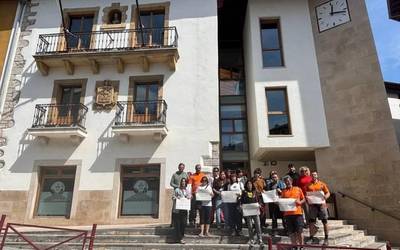 Zumaiako udal langileek bat egin dute ELAk eta LABek udaletxeetan gaur eguerdirako deitutako lanuztearekin