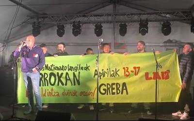 Aste honetan greban egon diren Estaños Matienako langileei babesa adierazi diete txosnagunean