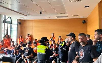 Udaletxea ordubetez okupatu dute Tubos Reunidoseko langileek, alkateari azalpenak eskatzeko Bruselan izandako bilerari buruz