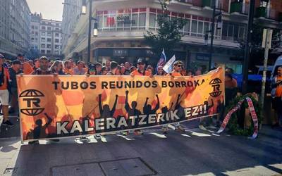 Tubos Reunidoseko espedientearen kontrako demandak publiko egin dituzten egunean mobilizazioekin jarraitu dute grebalariek