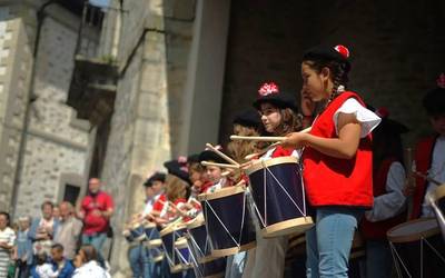 Danborrada jendetsu eta hunkigarria bizi izan dute Aiaran