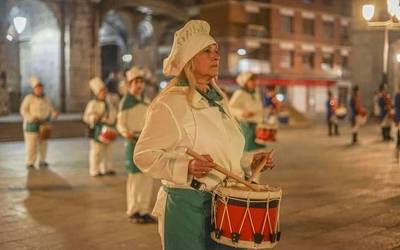 Danbor hotsekin eta ikurriña altxatuta egin diote ongi etorria San Prudentzio egunari Laudion