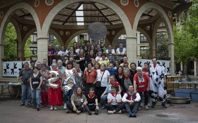 Auzolanean eraikitako herri bazkari erraldoia