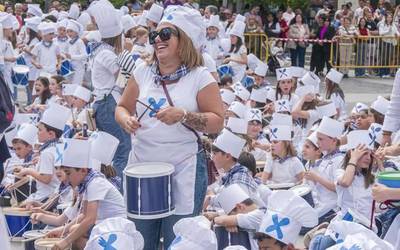 Ehunka haurrek danbor hotsekin bete dute Amurrioko plaza